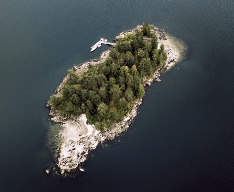 aerial-shot-island_181624-29446